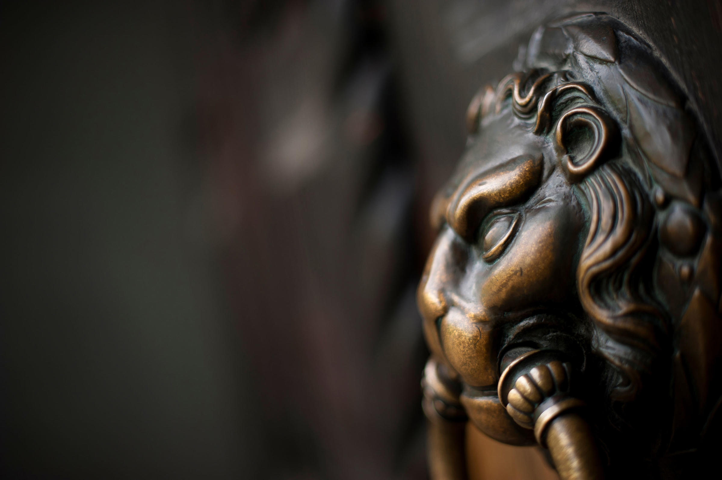 Bronze lion sculpture at the Stockholm School of Economics