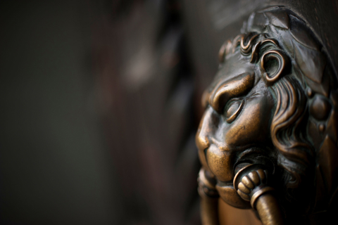Bronze lion sculpture at the Stockholm School of Economics